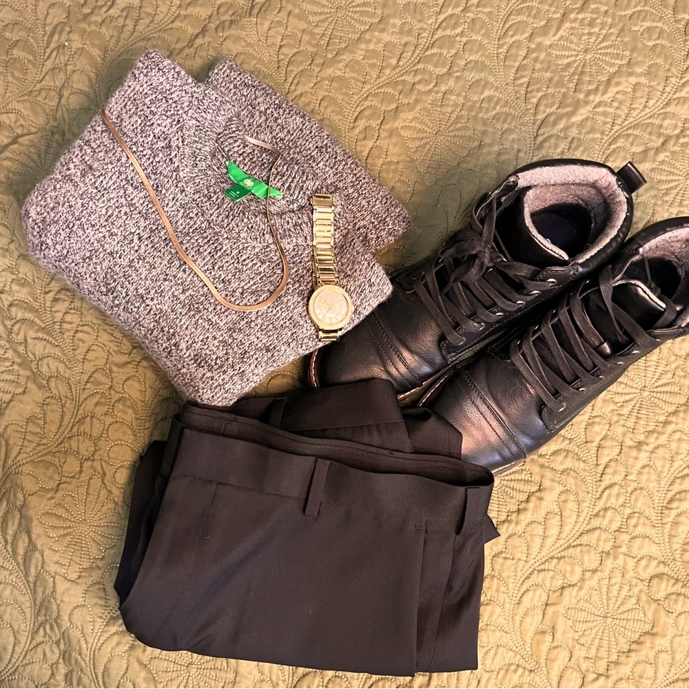 Gently used sweater great for these colder holidays coming up!